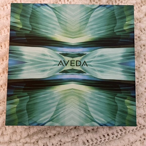 Like new! 2 Aveda Gift Boxes. Great condition and includes Aveda tissue paper - Picture 2 of 5